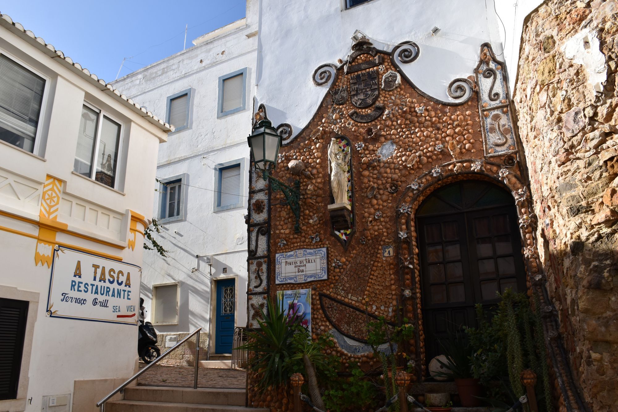 Albufeira – gevel en straatje in het oude centrum – zonvakantie Portugal