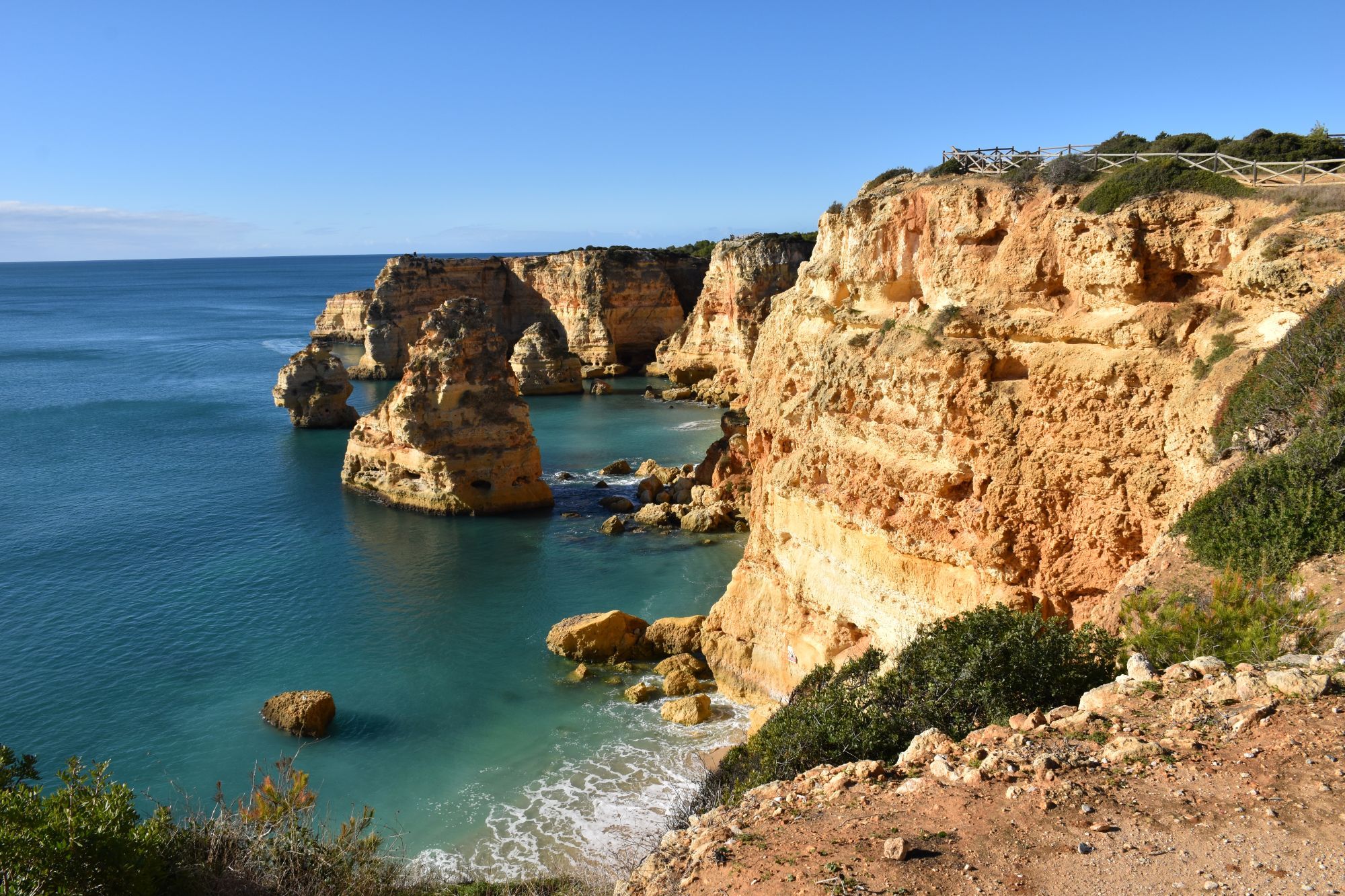 Rotsachtige kustlijn aan zee in de Algarve in Portugal