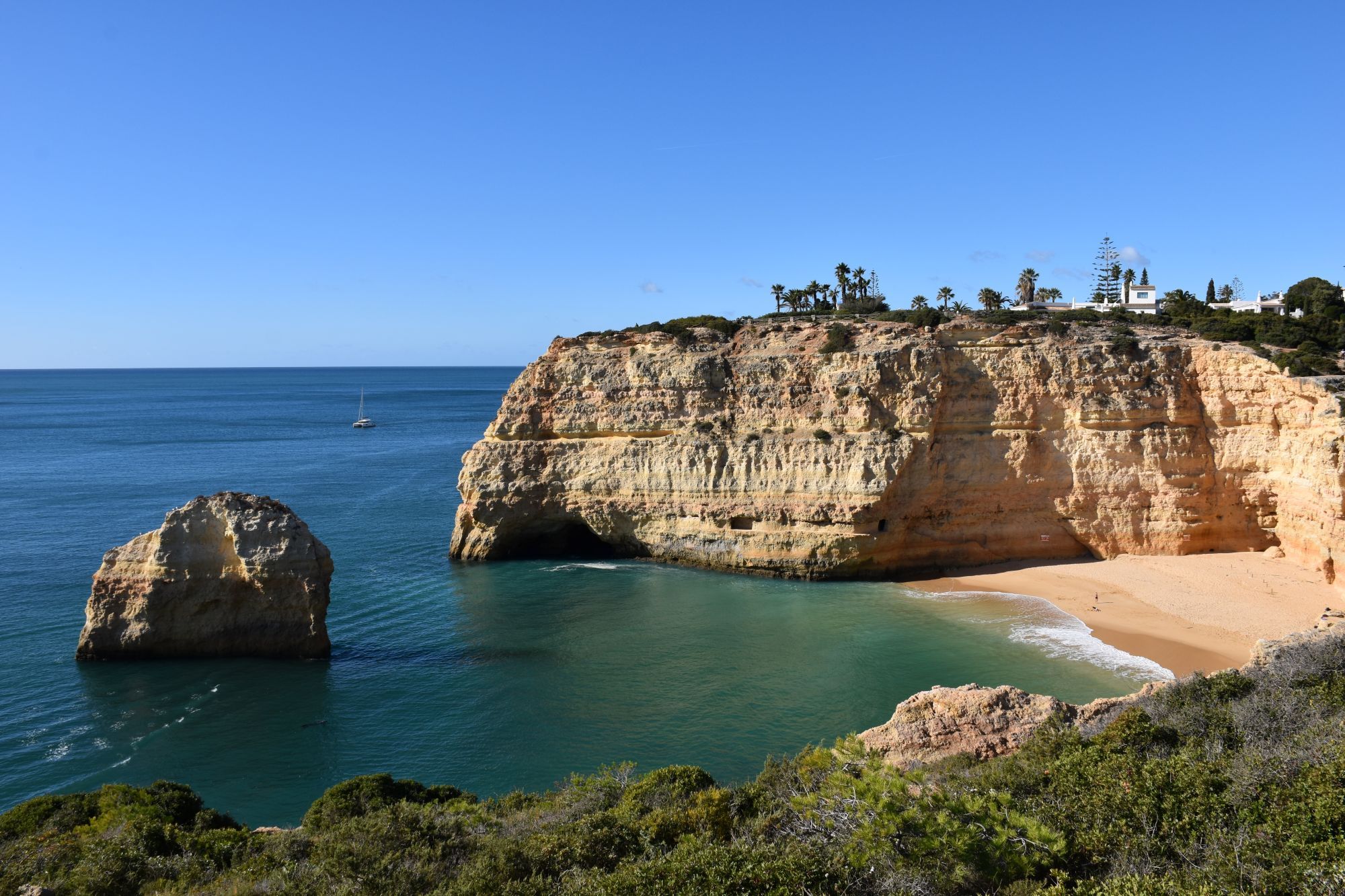 Algarve – kliffen en strand aan de Atlantische Oceaan – zonvakantie