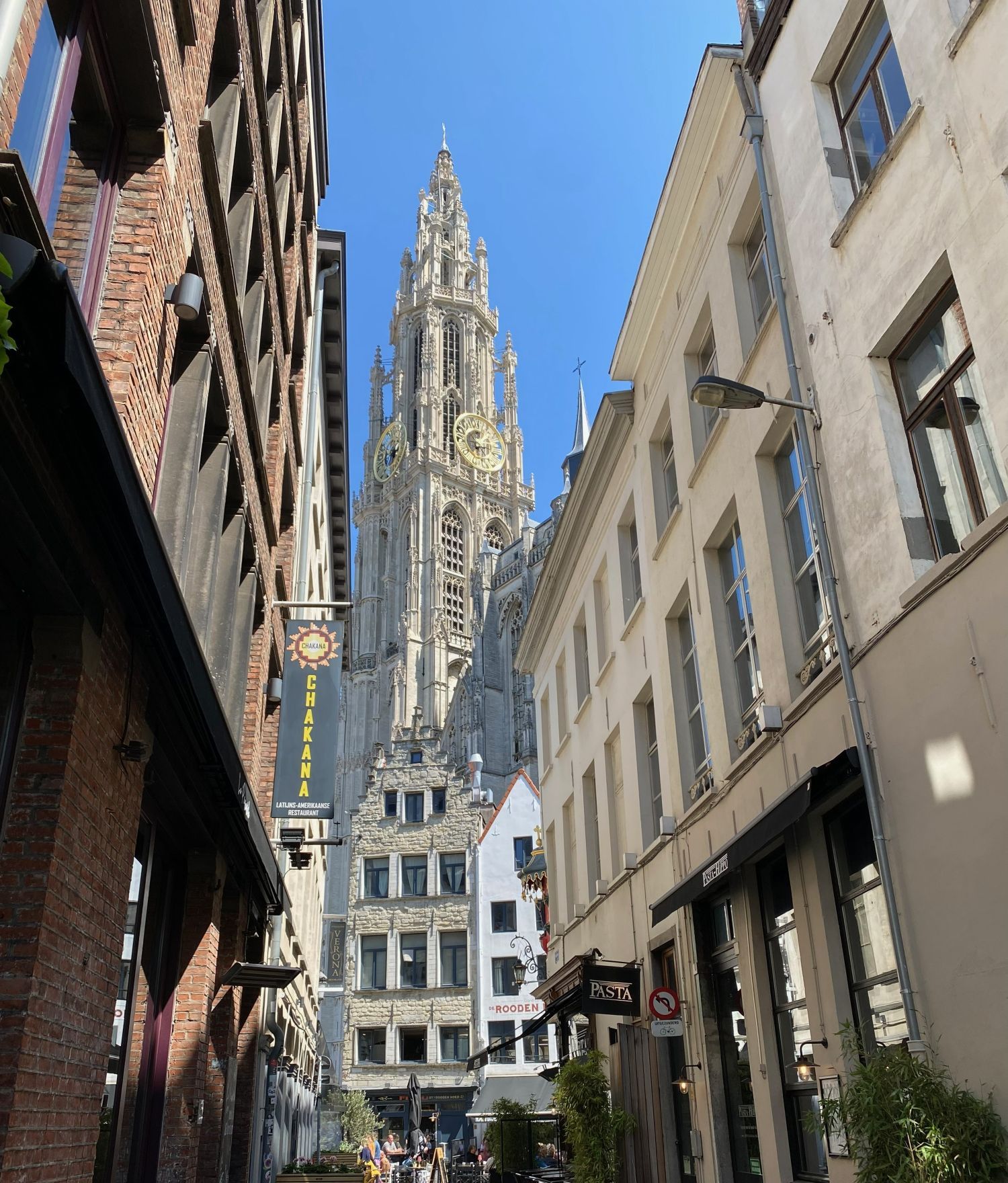 antwerpen – kathedraal toren in straat – belgie