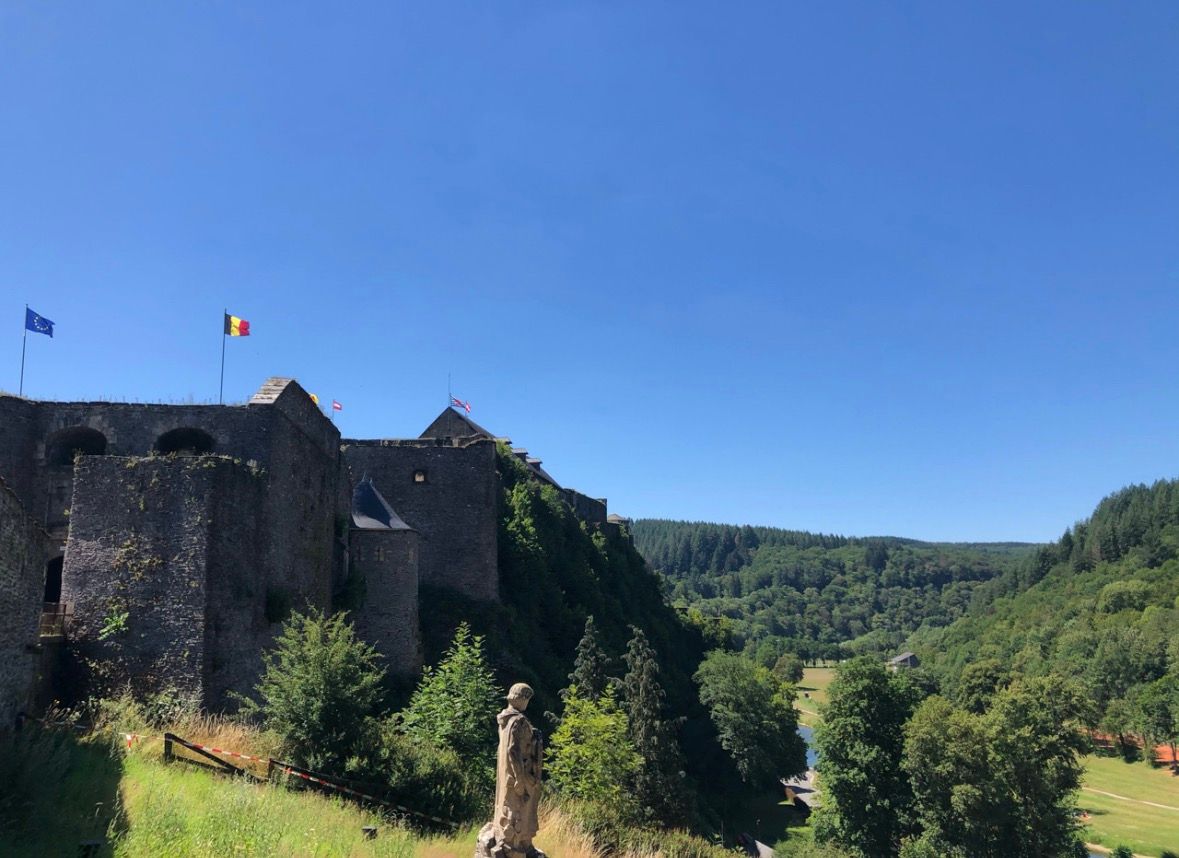 ardennen – kasteel van bouillon met uitzicht over vallei – belgie