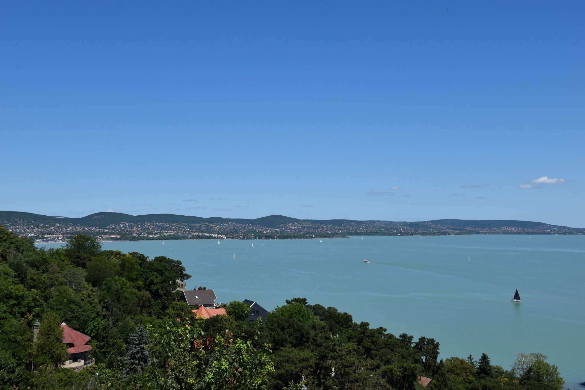 uitzicht over het balatonmeer met zeilboten