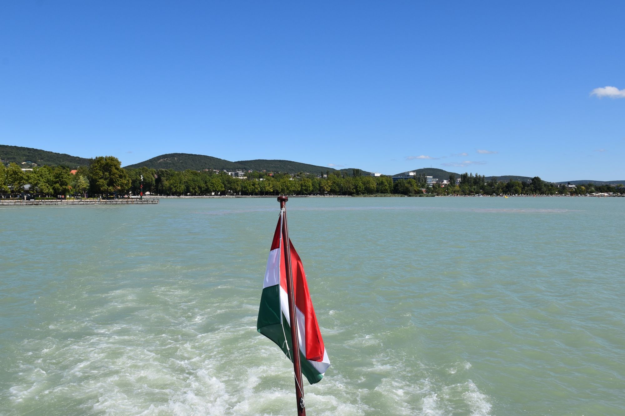 uitzicht over het balatonmeer vanaf een boot