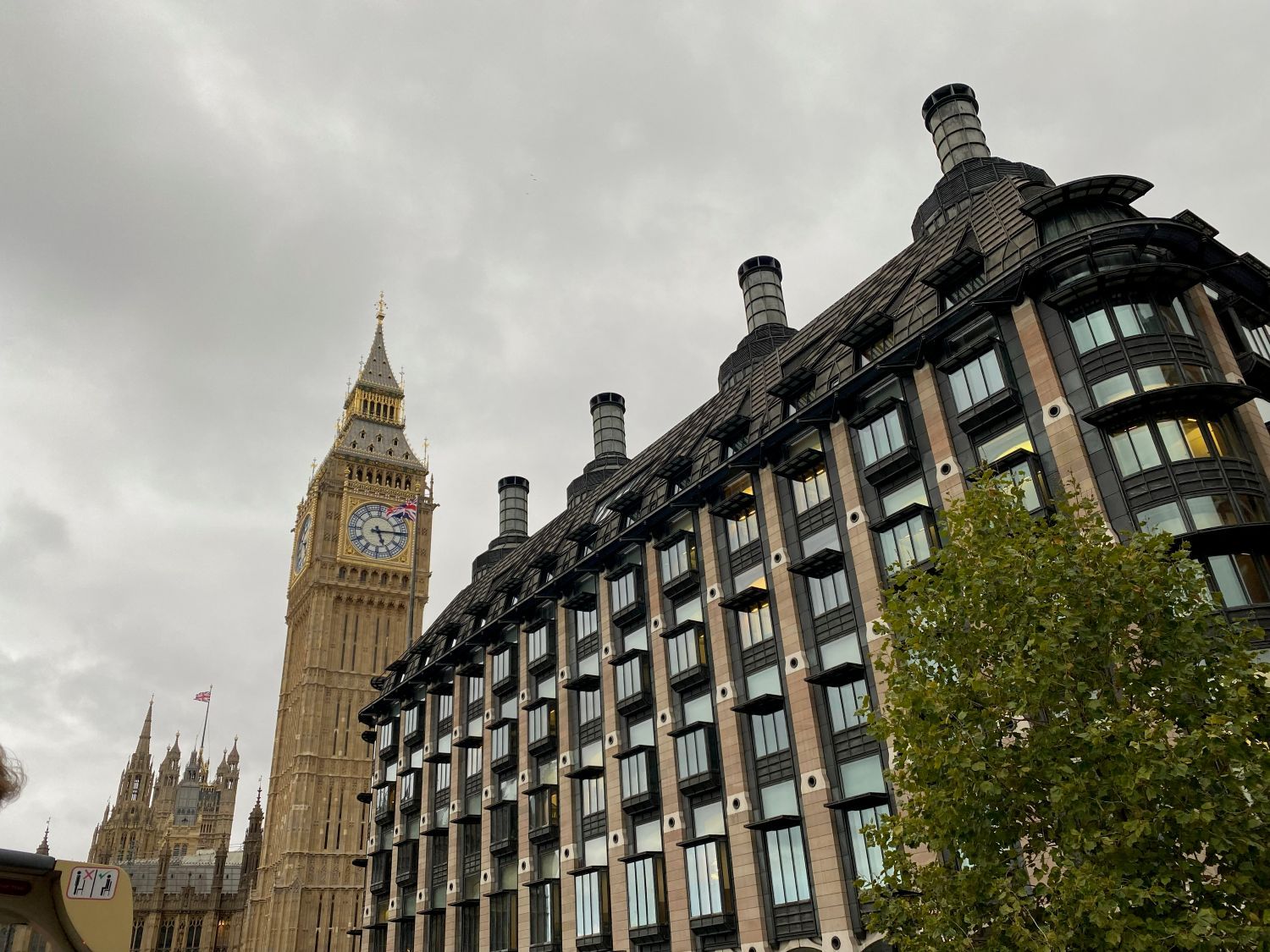 big ben en westminster in londen met bewolkte lucht