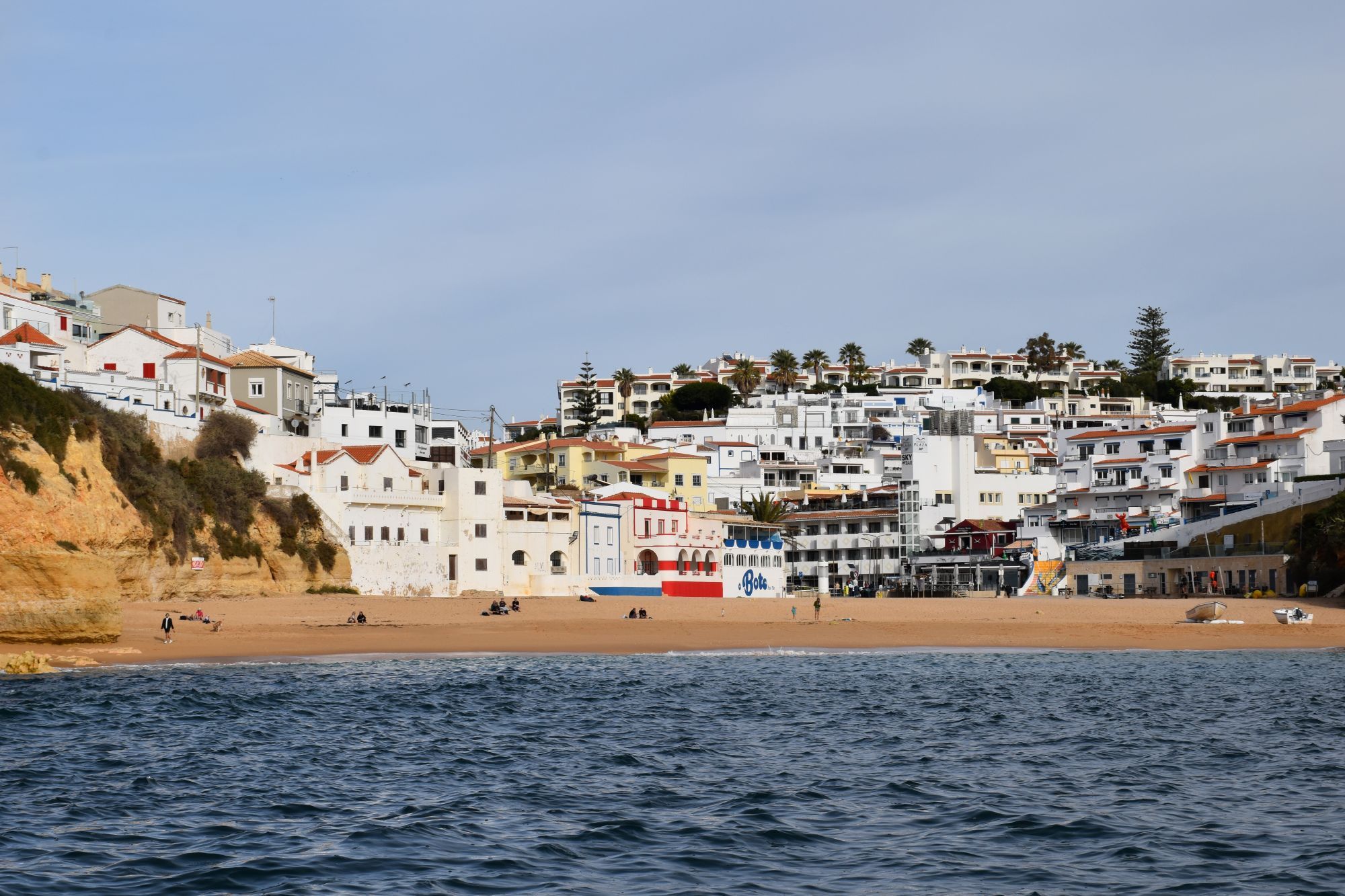 Carvoeiro – strand met wit dorpje aan de kust – zonvakantie Algarve