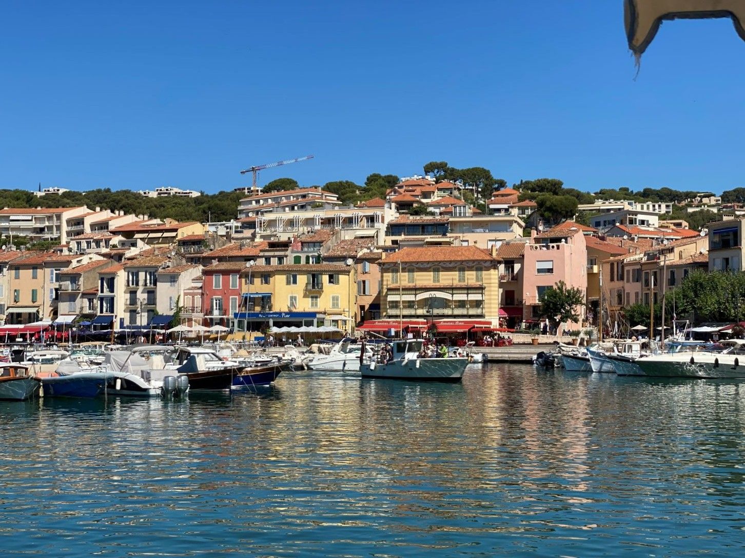 Haven met kleurrijke gevels in Cassis
