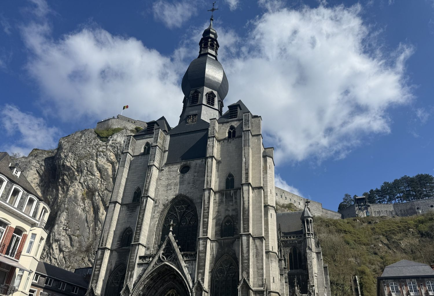 ardennen – kerk van dinant tegen rotswand – belgie