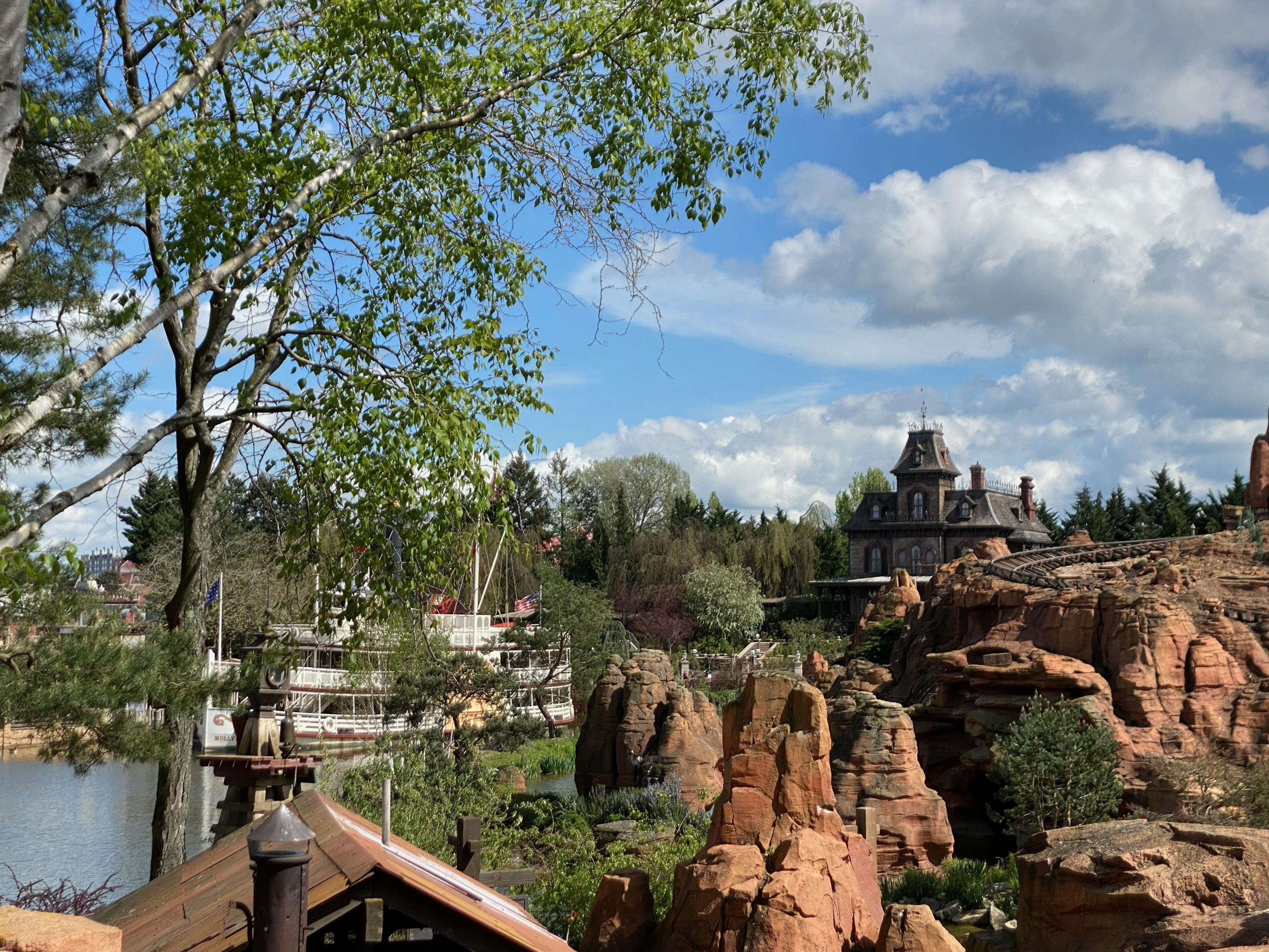 frontierland landschap met rotsen en water in disneyland parijs