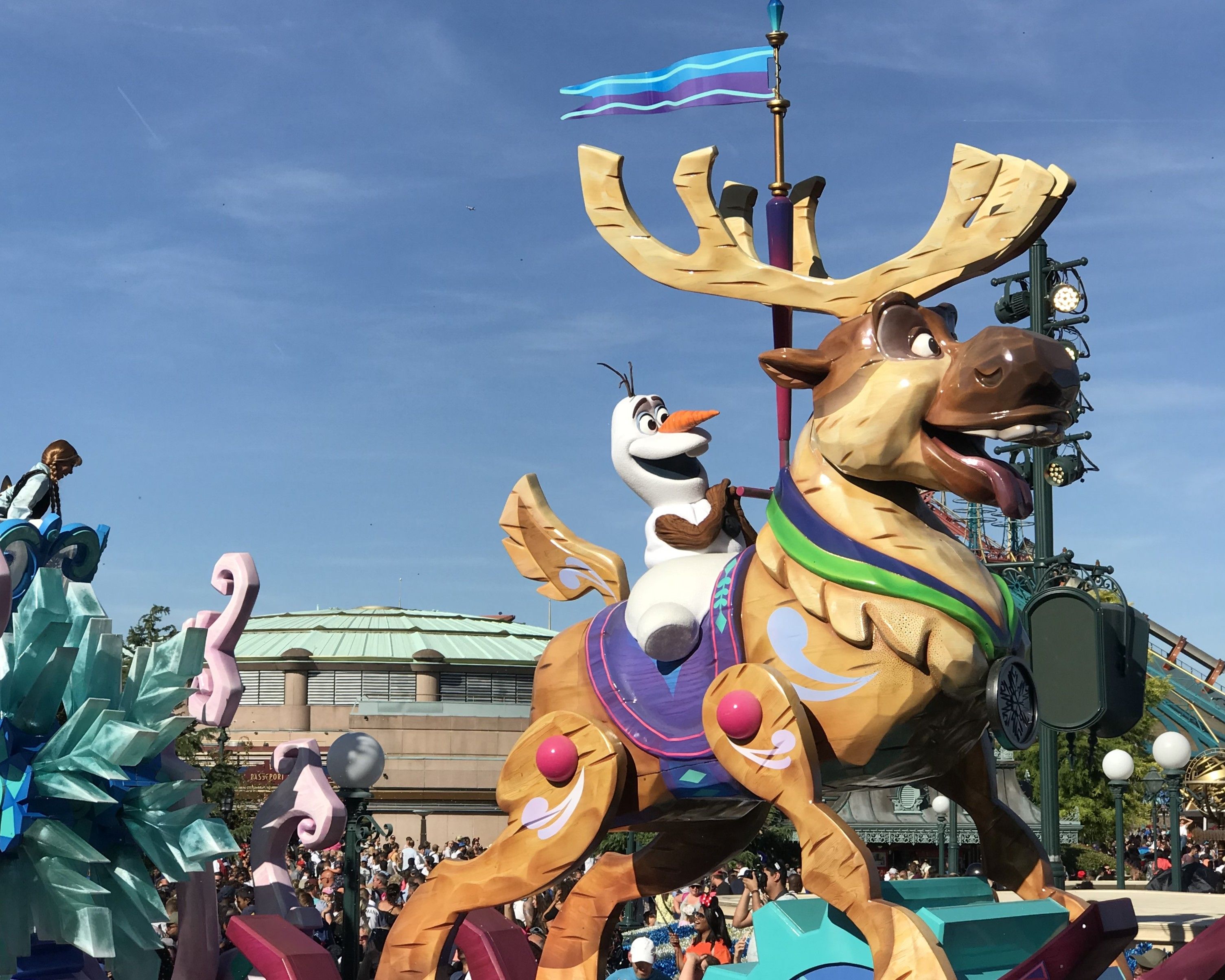 disneyland parijs parade met olaf op hert