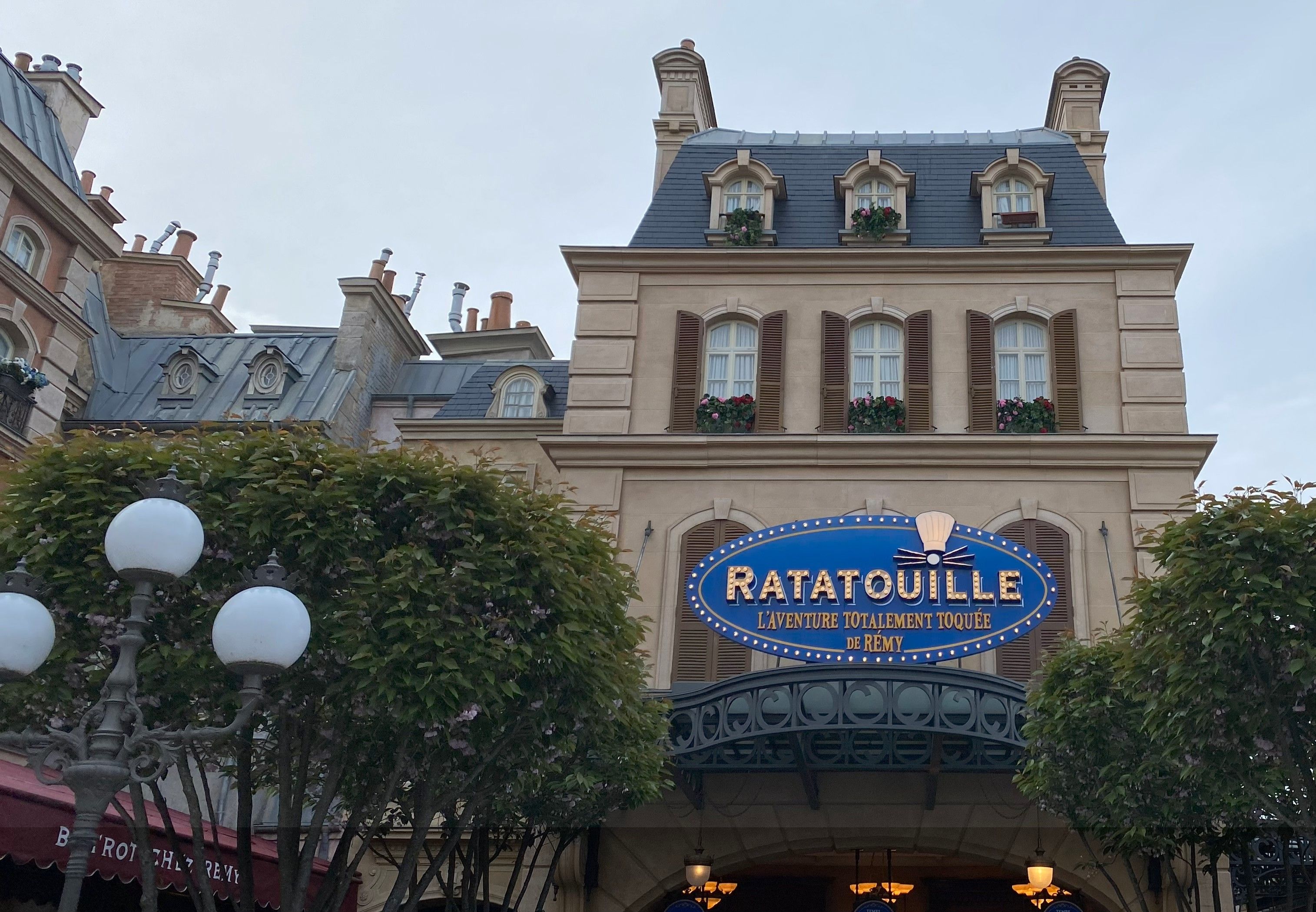 ratatouille attractie met franse gevel in disneyland parijs