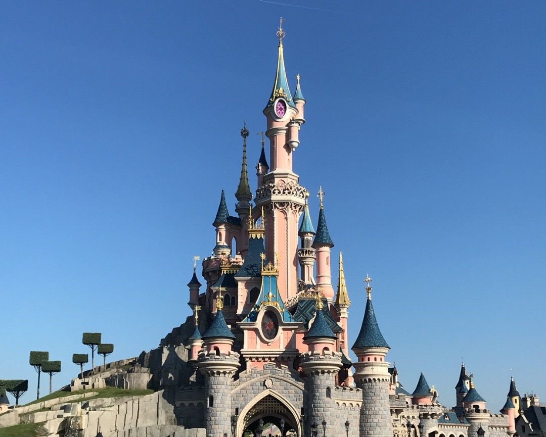 sprookjeskasteel in disneyland parijs van voren