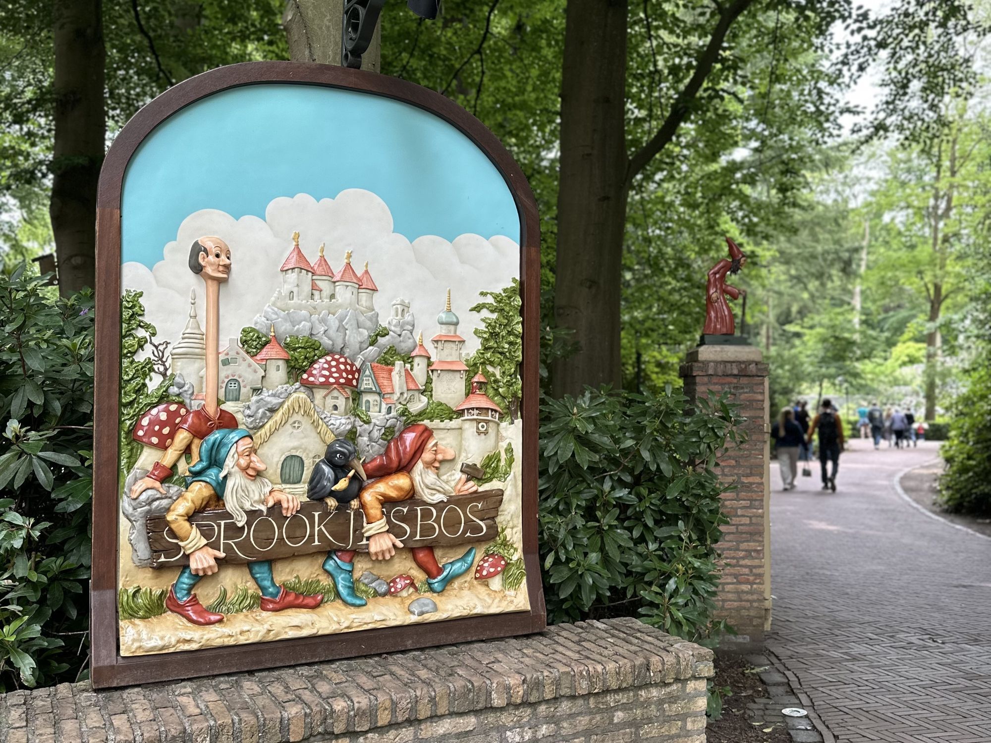 Bord van de ingang van het Sprookjesbos in de Efteling