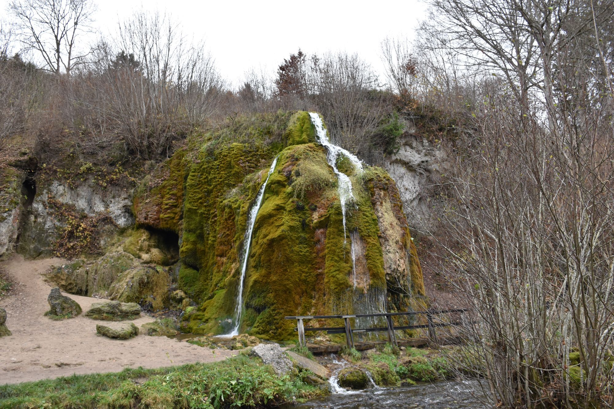 Eifel – Dreimühlen-waterval met met mos begroeide rotsen