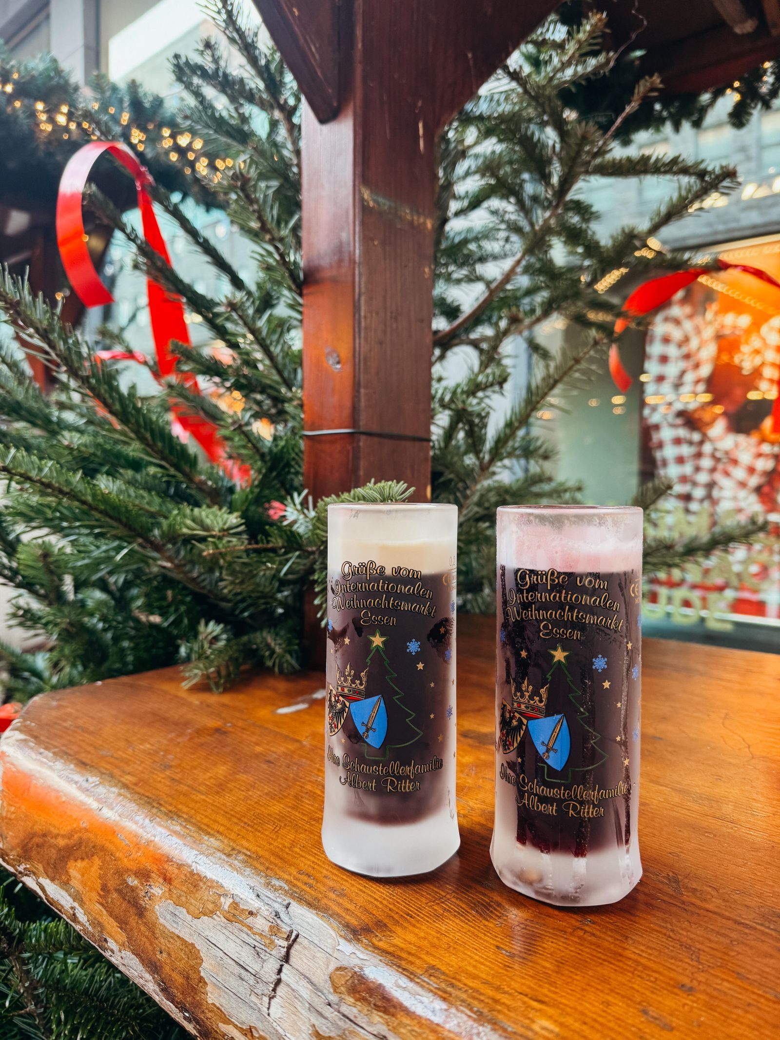 Twee glazen glühwein op de kerstmarkt in Essen