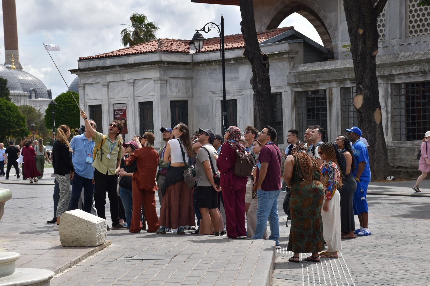 Groep toeristen met gids tijdens rondleiding van Touristanbul in Istanboel