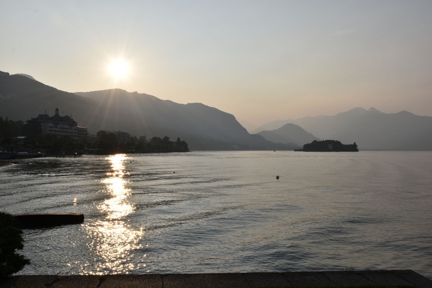 lago maggiore – zonsondergang over meer en bergen – italië