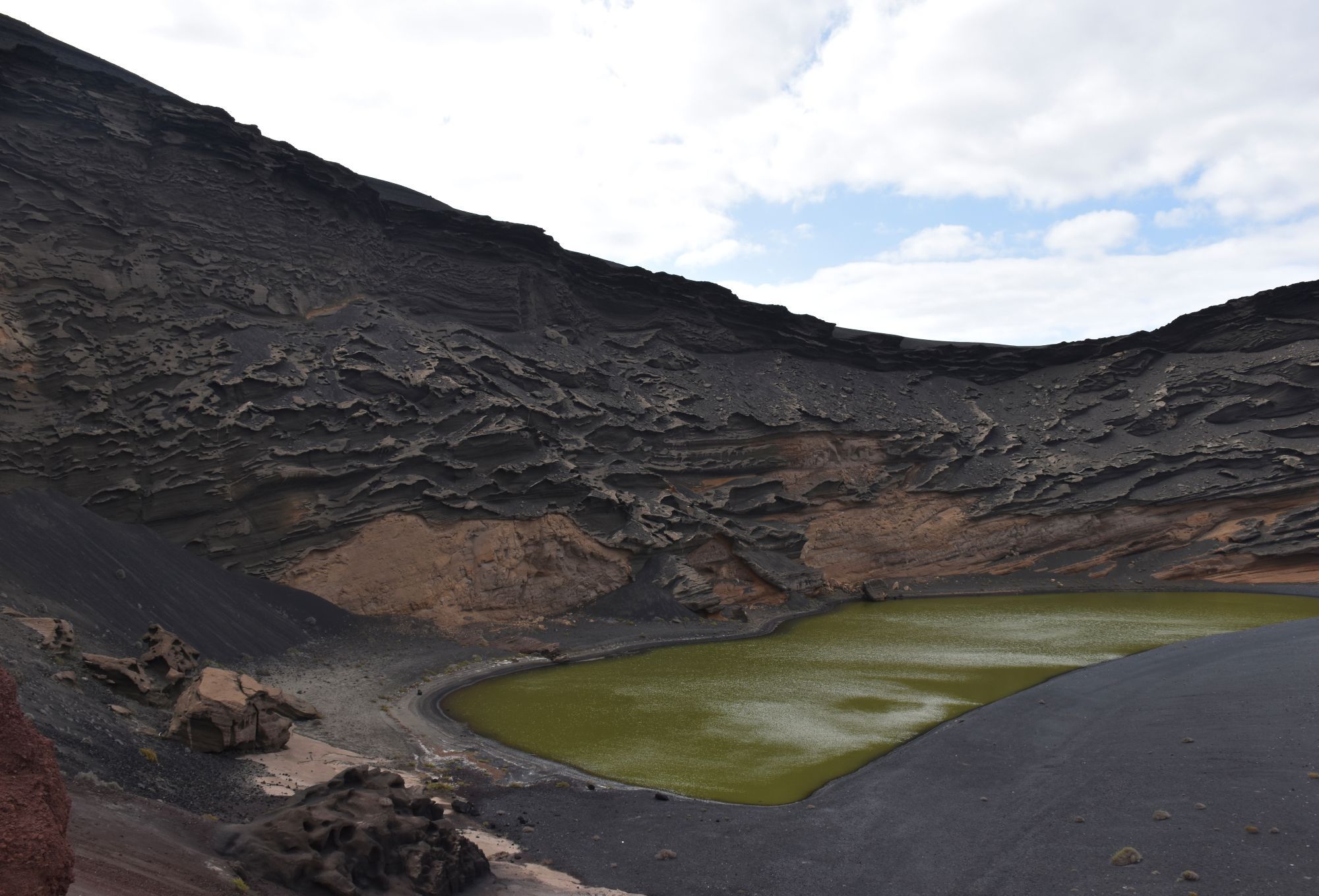 El Lago Verde met groen meer en vulkanische rotsen