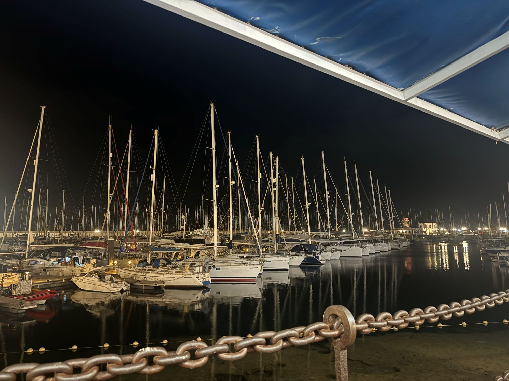 Playa Blanca boten in haven aan zee op Lanzarote