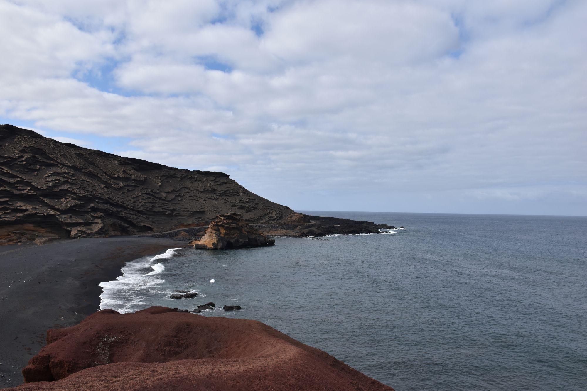 Lanzarote vulkanische kust met zwart strand en zee