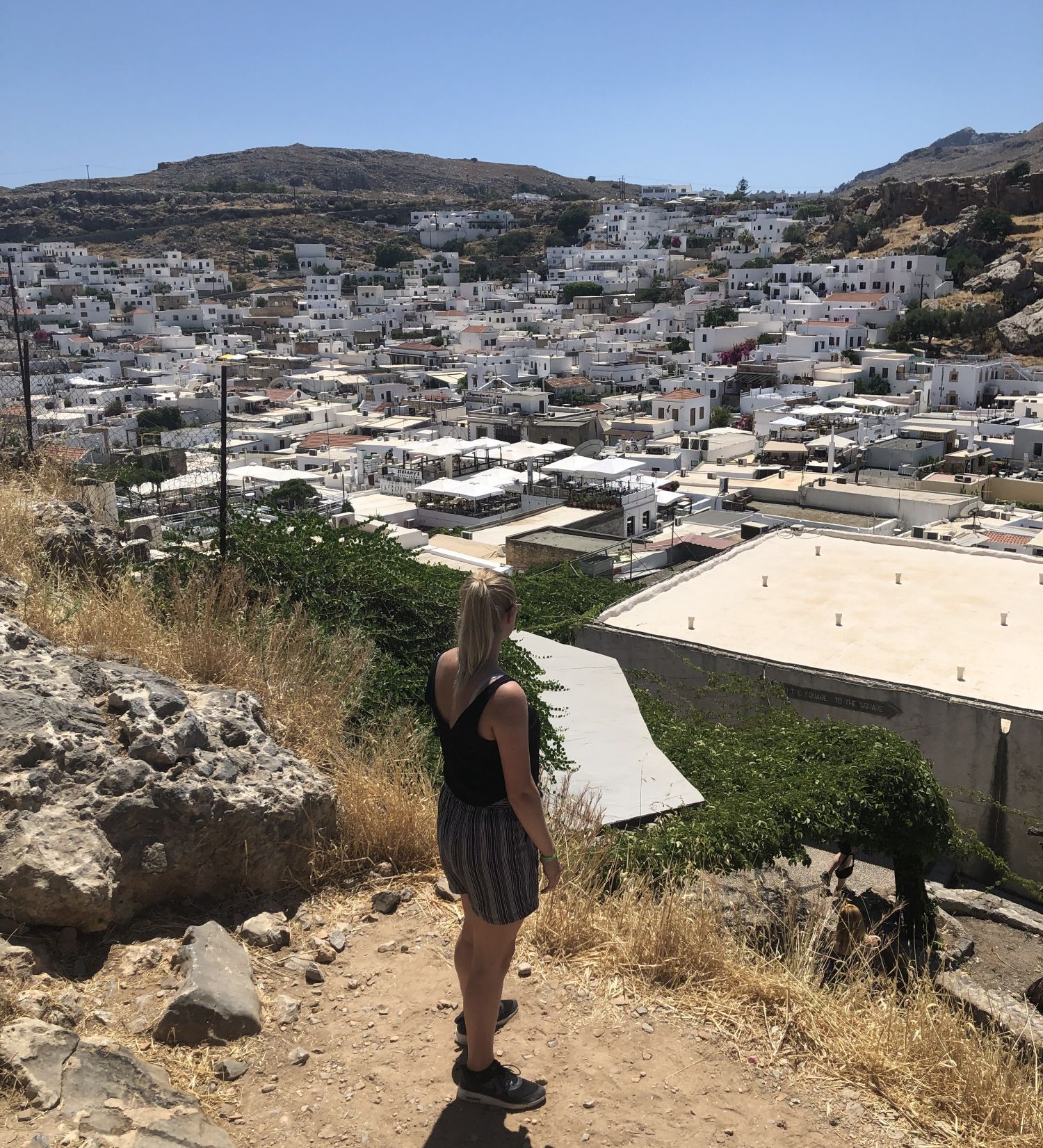 lindos – uitzicht over wit dorp – rhodos