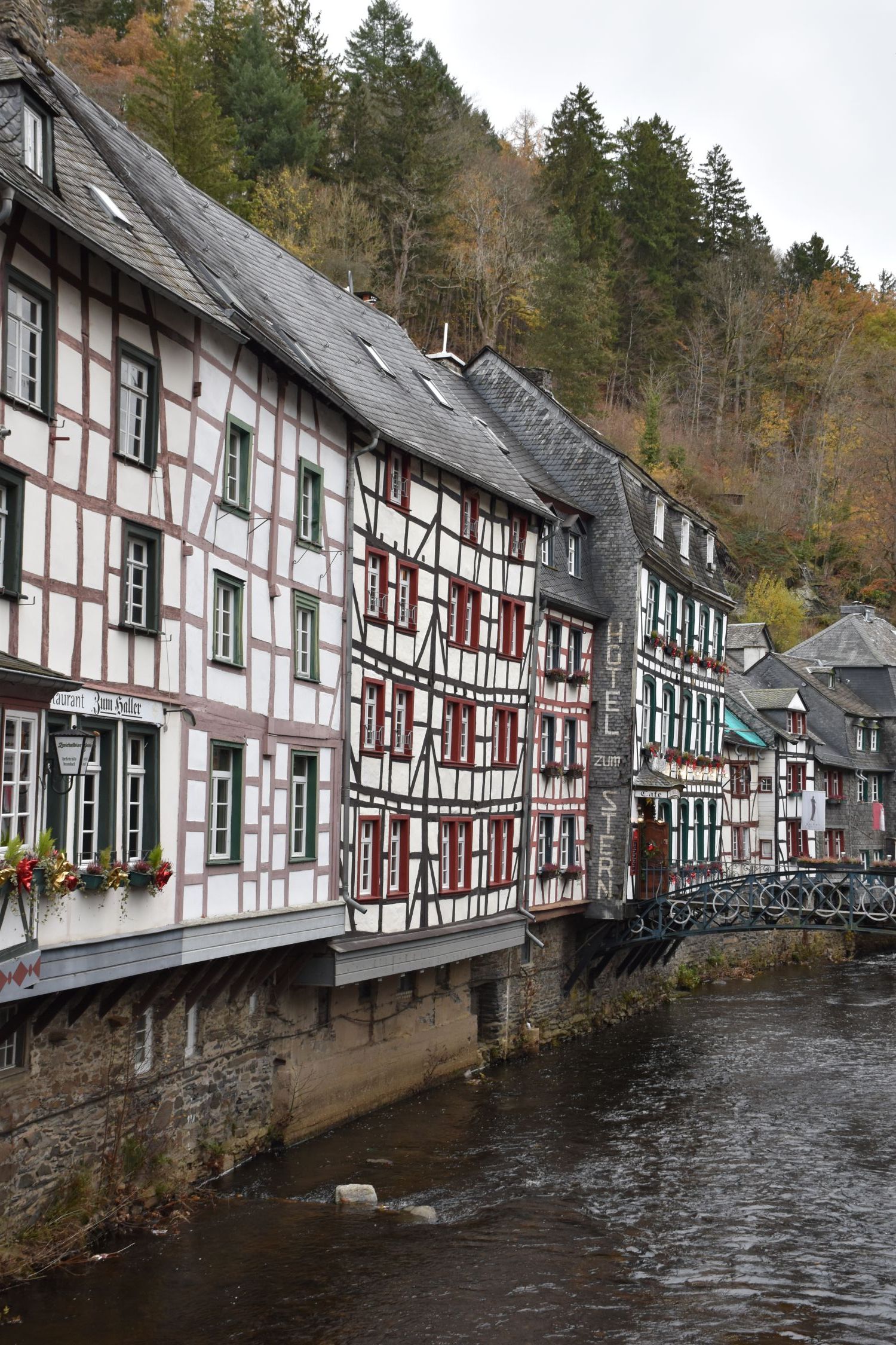 Monschau – vakwerkhuizen langs de rivier de Rur in het historische centrum