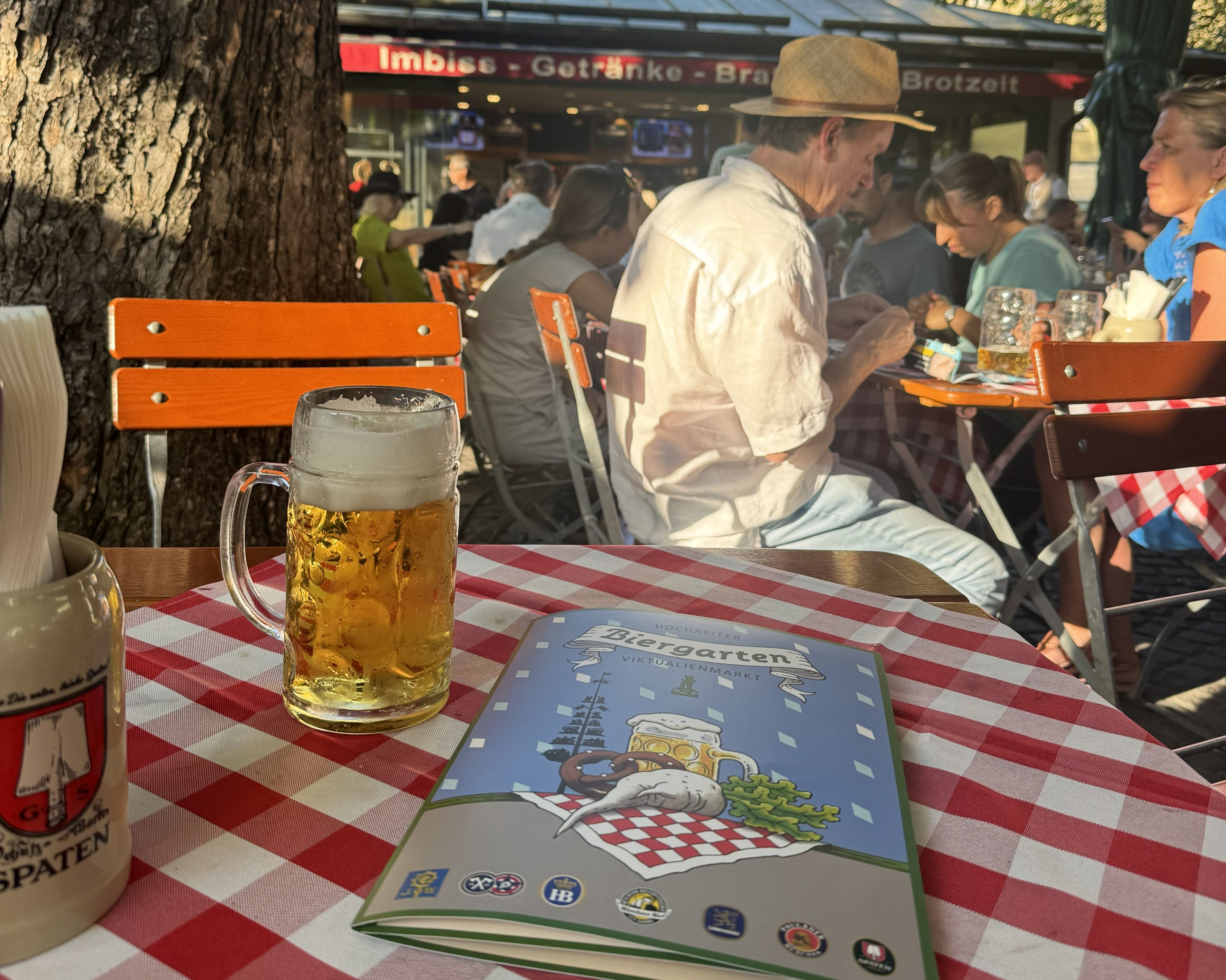 Biergarten op de Viktualienmarkt in München
