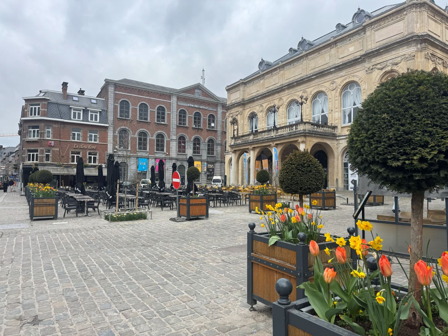 namen – plein met terrassen en gebouwen – belgie