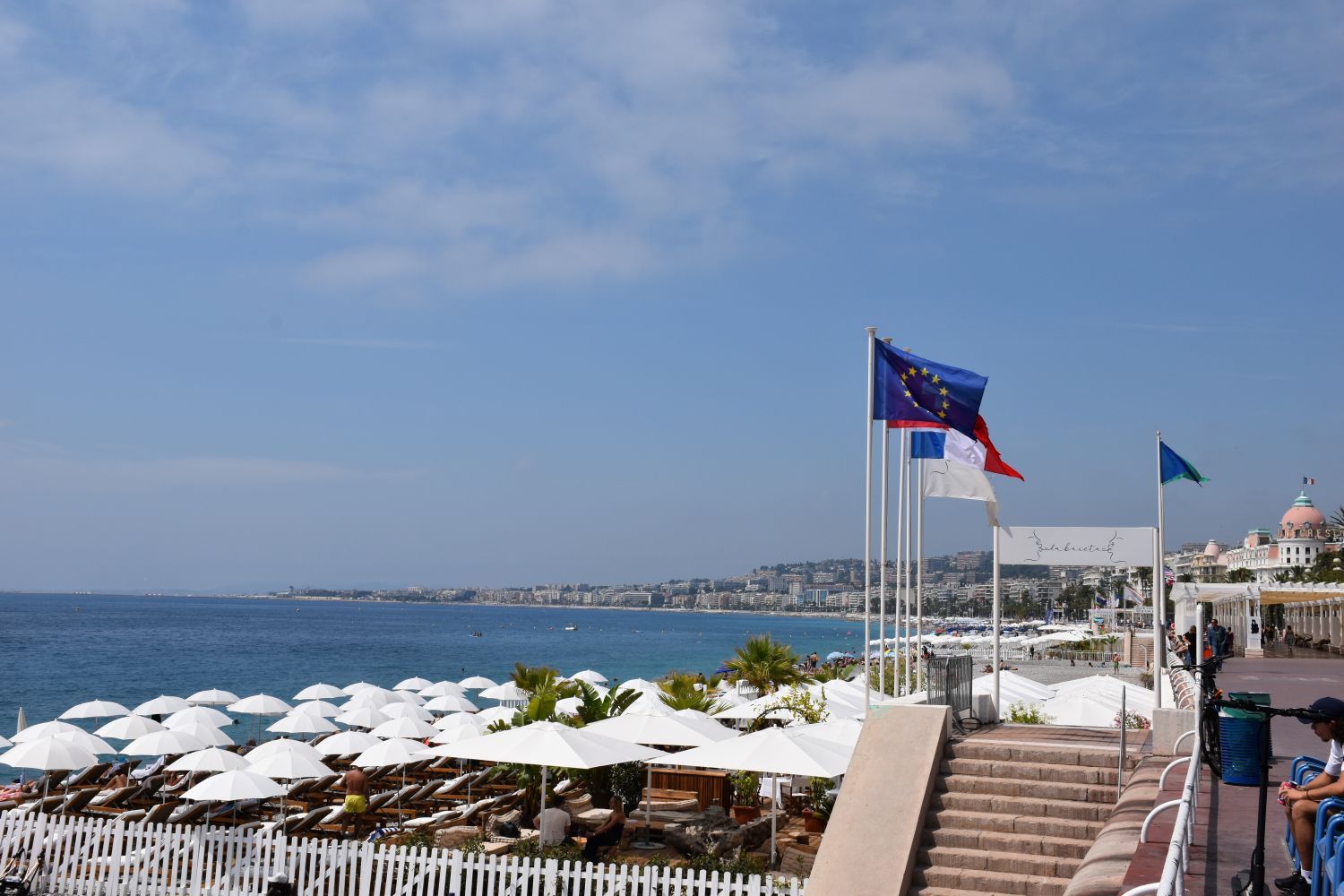 nice – strand met parasols aan promenade des anglais – frankrijk
