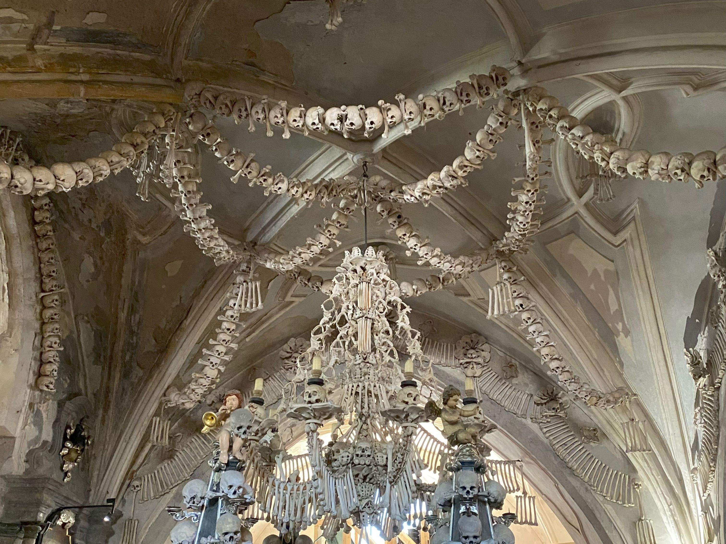 beenderkerk in kutna hora met schedeldecoraties