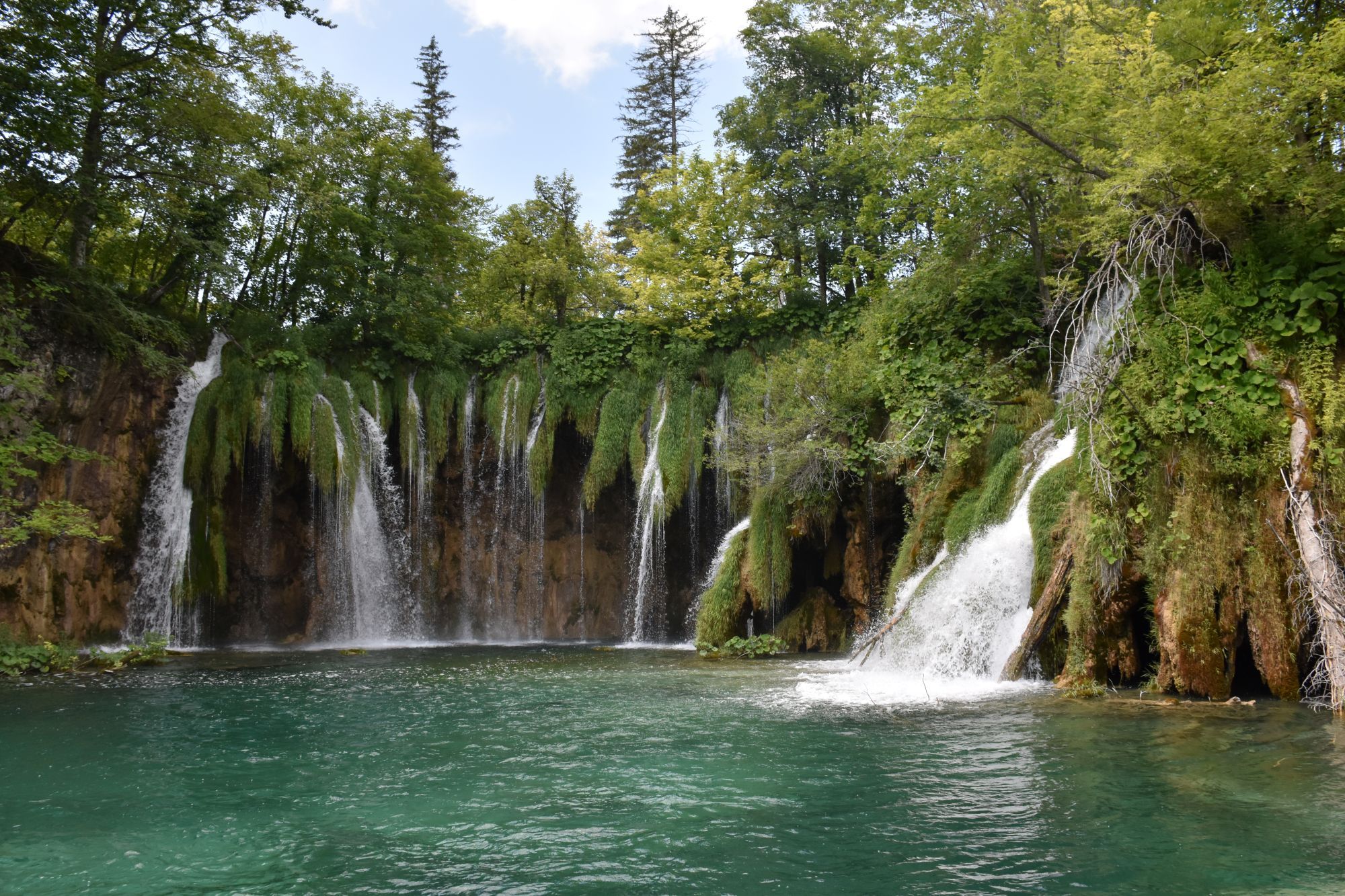Waterval in Nationaal Park Plitvicemeren in Kroatië met groen en helder water