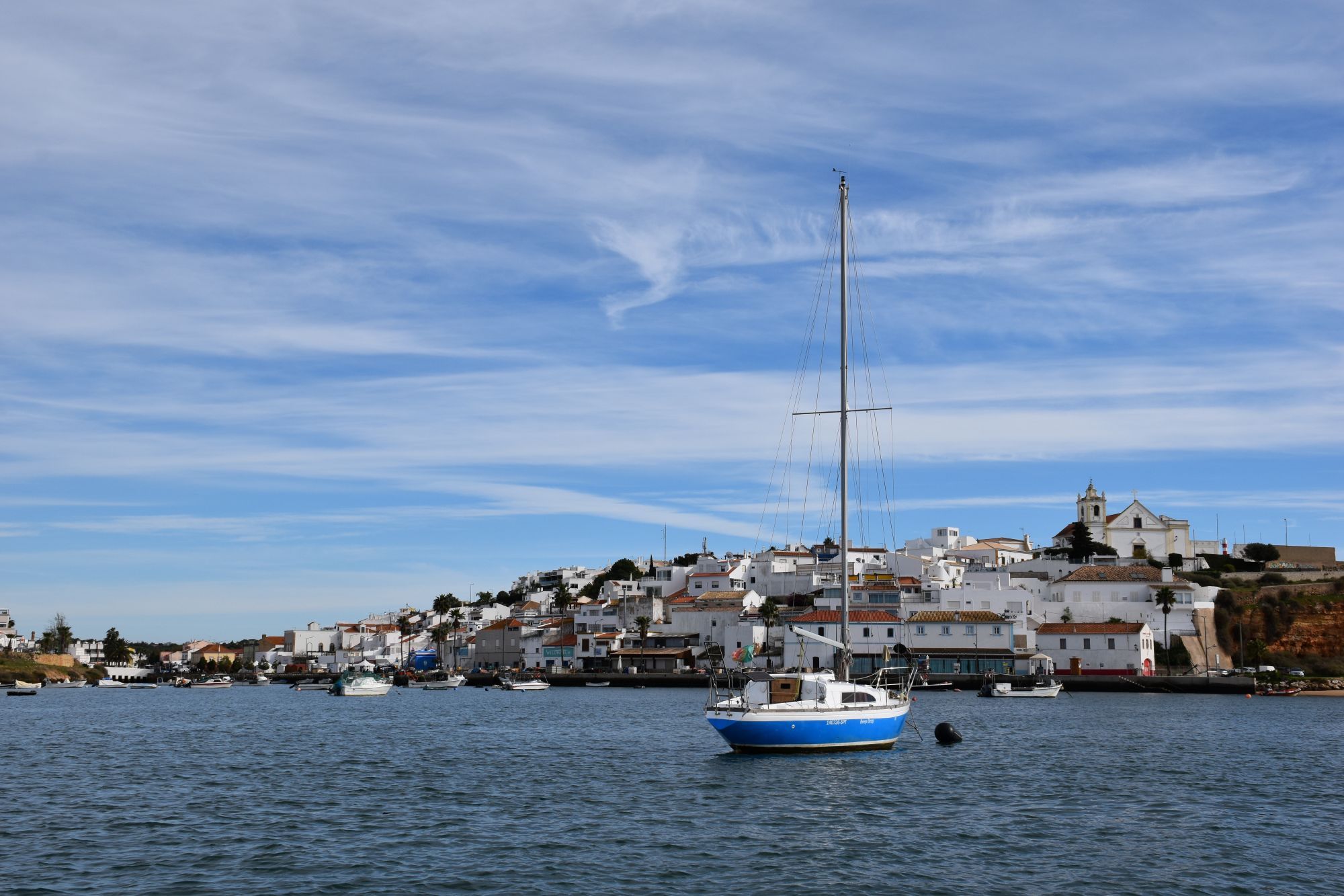 Algarve – haven met zeilboot en wit dorp aan zee – zonvakantie Portugal
