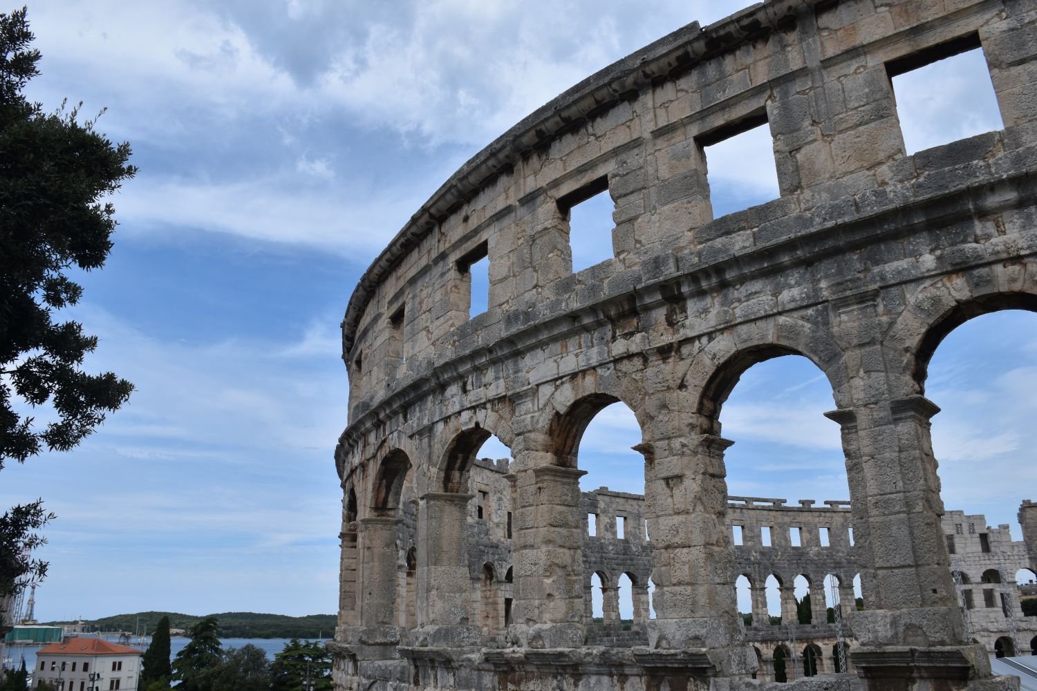 pula – romeins amfitheater met bogen – kroatie