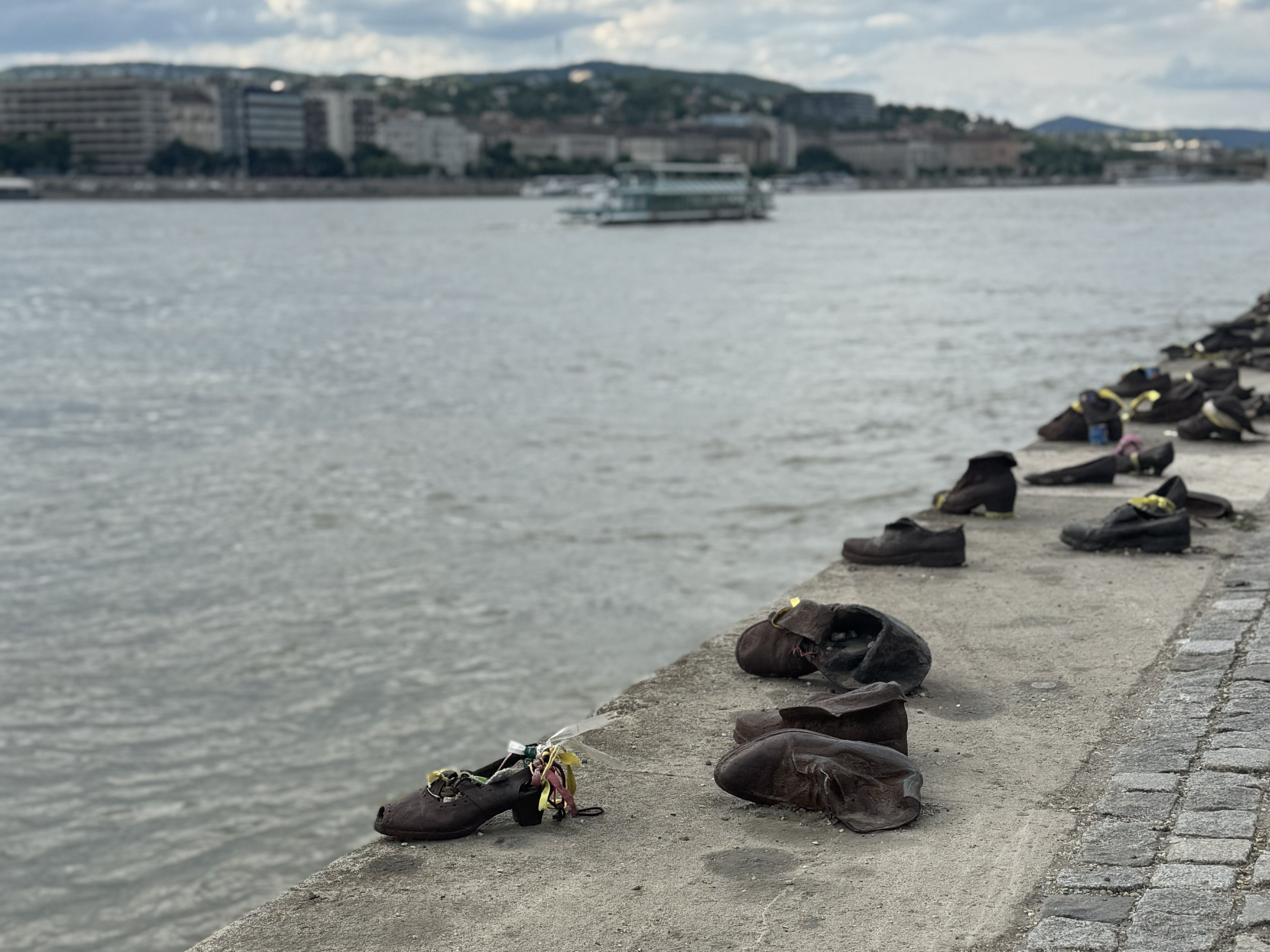 Boedapest – Schoenen op de Donaukade langs de Donau