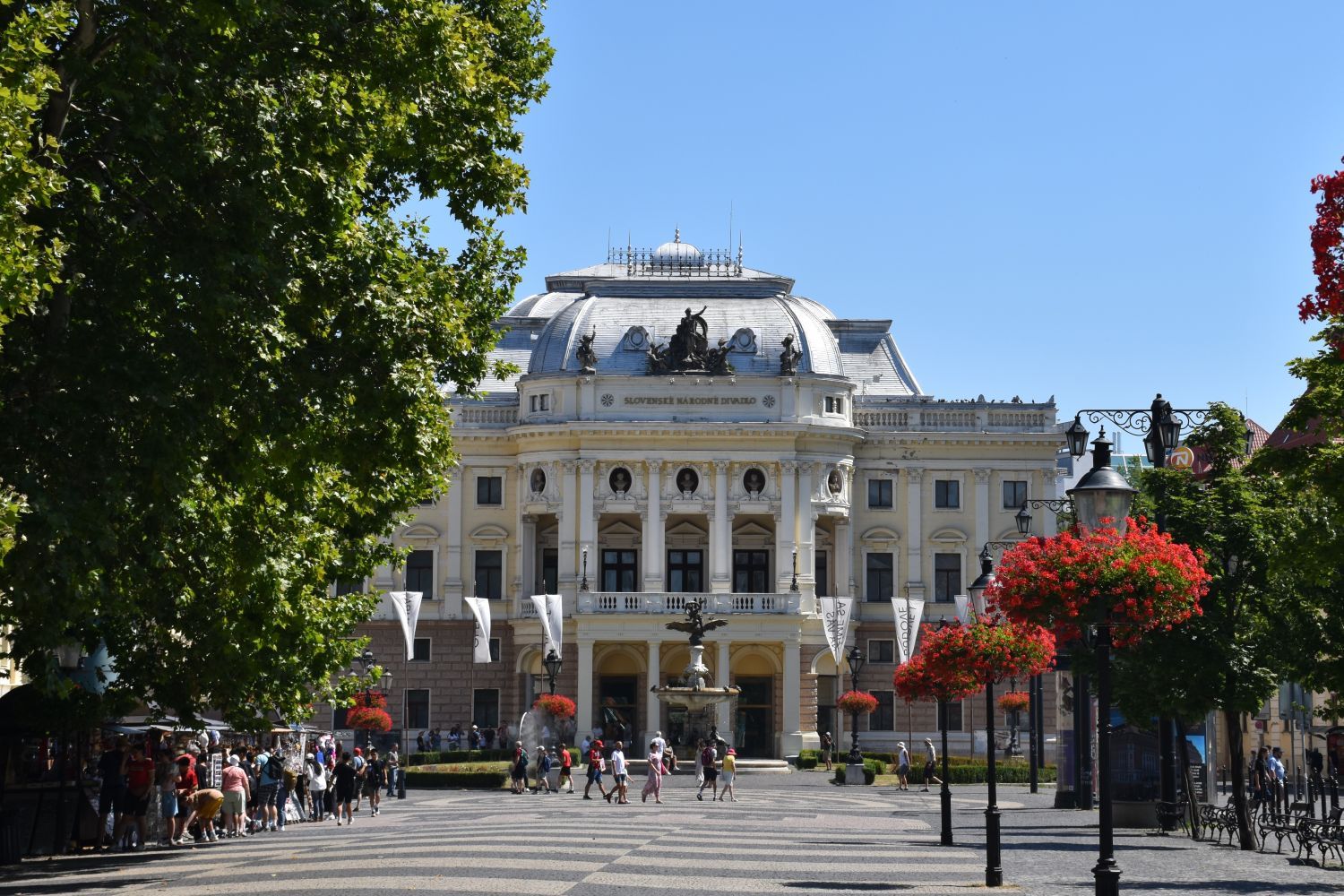 Slowaaks Nationaal Theater in het centrum van Bratislava