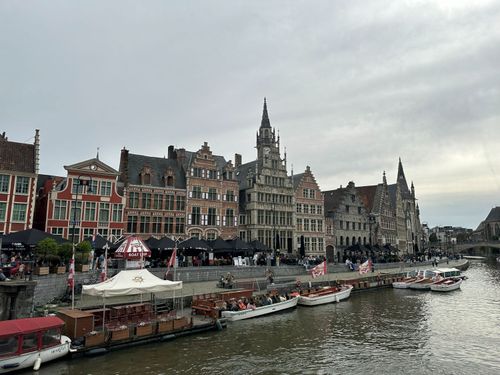 Graslei en Korenlei langs de Leie in Gent