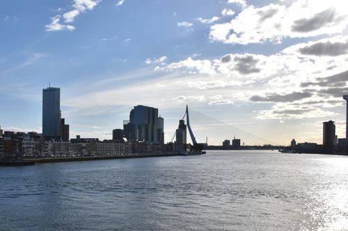 Skyline van Rotterdam en de Maas met blauwe lucht