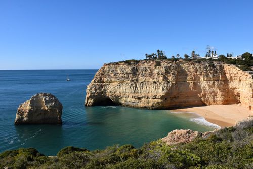 Algarve – kliffen en strand aan de Atlantische Oceaan – zonvakantie