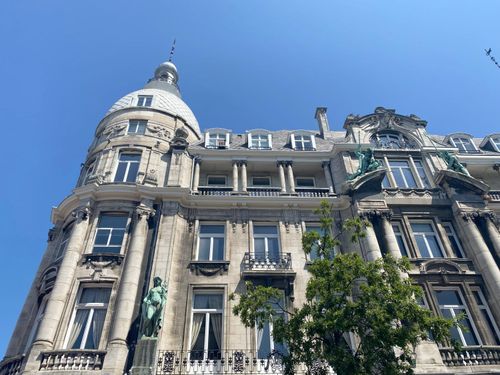 antwerpen – historisch gebouw met koepel – belgie