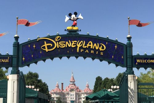 disneyland parijs hoofdingang met logo en poort