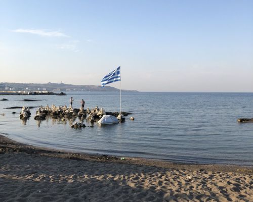 faliraki – strand met griekse vlag – rhodos