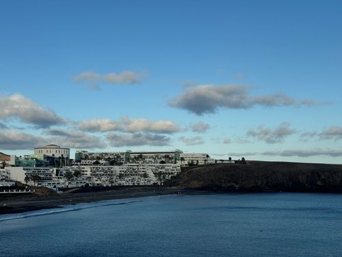 Playa Blanca boulevard met haven en boten op Lanzarote