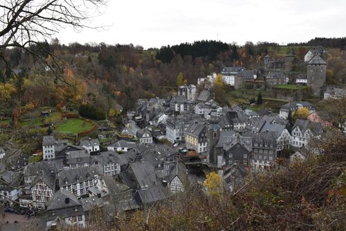 Monschau – uitzicht over het historische centrum met vakwerkhuizen en de burcht