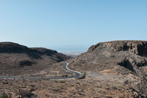 Gran Canaria – slingerende weg door vulkanisch berglandschap – roadtrip per auto
