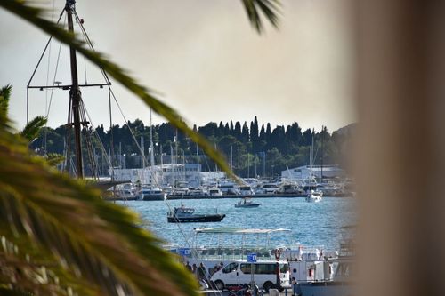 split – haven met boten en zee – kroatie