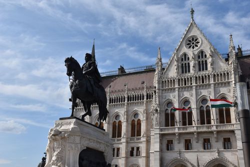 Boedapest – parlementsgebouw met standbeeld aan de Donau – stedentrip
