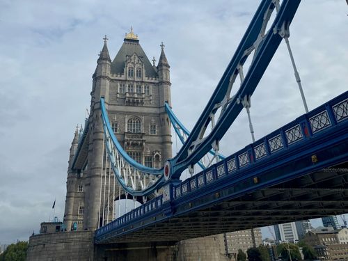 londen tower bridge met blauwe brugconstructie en torens