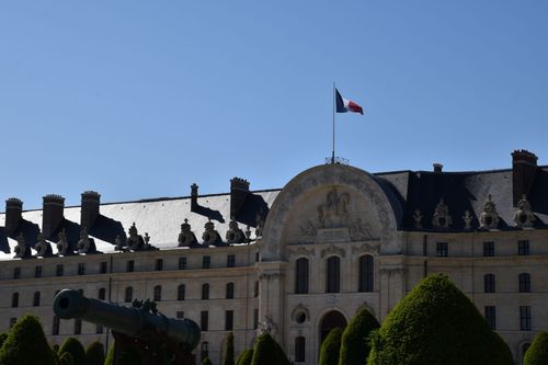 les invalides in parijs met franse vlag en kanon