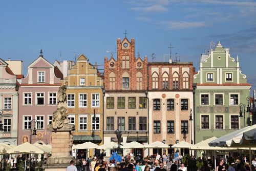 poznan gekleurde gevels aan plein met terras en mensen