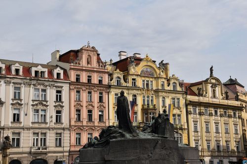 Praag – Oude Stadsplein – Jan Hus-monument en historische gevels