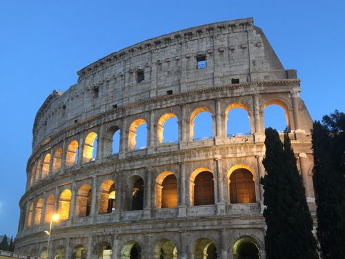 Het colosseum in Rome bij schemer
